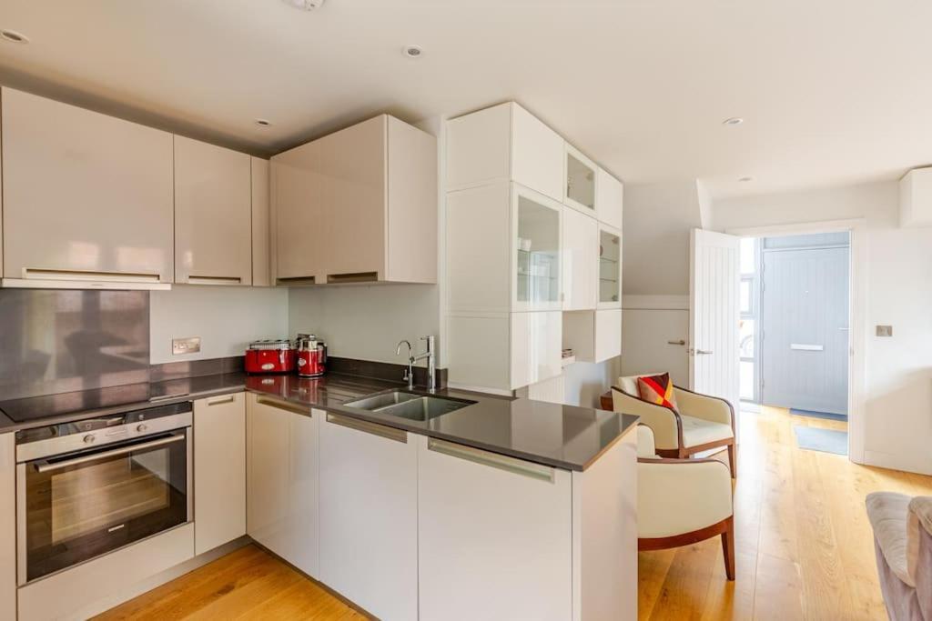 Modern City Centre House With Free Parking كانتربيري المظهر الخارجي الصورة